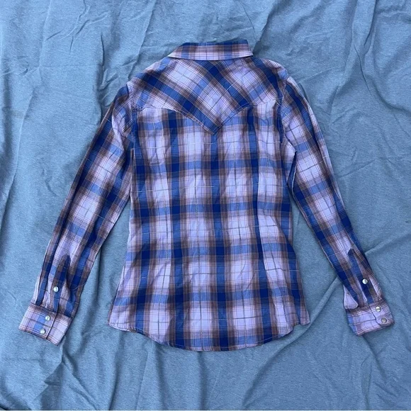 Women’s Wrangler Button Up - Picture 2 of 3